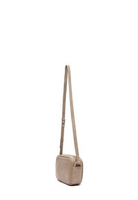 Borsa a tracolla beige in pelle, forma rettangolare, singolo manico regolabile, cuciture sottili, chiusura con cerniera, design minimalista.
