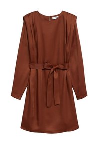 Brązowa satynowa sukienka z okrągłym dekoltem, długimi rękawami oraz paskiem wiązanym w talii. Tkanina ma gładką teksturę i delikatny połysk.
