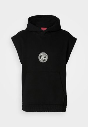 Melnā bez piedurknēm kapuci, ar kanguru kabatu un baltu apļveida logotipu, kurā attēloti boksa figūras un teksts priekšpusē.