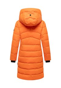 Abrigo de invierno largo, acolchado, color naranja, con capucha y puños negros, visto desde la parte trasera.