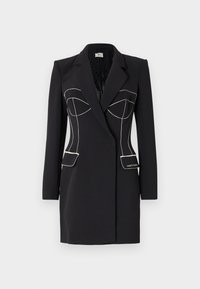 Čierny blazer s prispôsobeným strihom, zdobený bielym prešívaním, špičatými klopami a dvoma prednými vreckami. Hladká textura, moderný dizajn.
