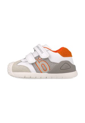 Zapatilla infantil blanca y gris con detalles naranjas, dos tiras blancas de velcro y suela de goma.