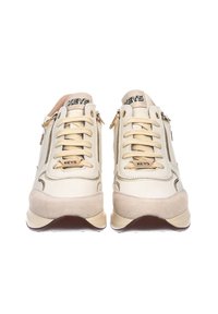 Sneakers beige e bianchi con tomaia in pelle liscia, accenti in camoscio beige, design con lacci e chiusura laterale con zip. Logo "KEYS" sulla linguetta.