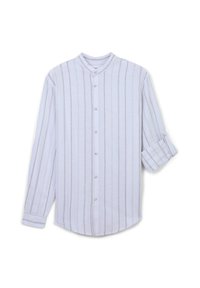 Camicia bianca a maniche lunghe con sottili righe verticali grigio chiaro, colletto arrotondato e chiusura a bottoni. Le maniche possono essere arrotolate. Il tessuto appare leggero.