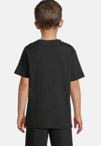 Juodas trumpomis rankovėmis marškinėliai vaikams, su klasikine apvalia iškirpte, minkšta medžiaga ir paprastu dizainu be raštų ar puošmenų.