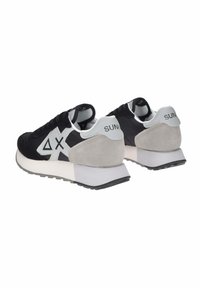 Sneaker nere e grigie caratterizzate da un mix di pelle scamosciata e tessuto, con una suola in gomma, un design geometrico e il marchio "SUN68" sul tallone.