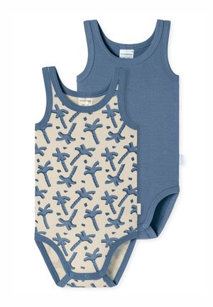 Dwie koszulki na ramiączkach dla niemowląt: jedna w jednolitym niebieskim kolorze, a druga na beżowym tle z niebieskimi wzorami palm. Obie mają okrągłe dekolty.