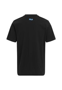 Camiseta negra de algodón con mangas cortas, cuello redondo y un logo azul de FILA en la parte alta de la espalda. Textura suave, ajuste clásico.