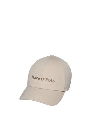 Beige baseballpet met gebogen klep, met "Marc O'Polo EST. IN STOCKHOLM" geborduurd op het midden voor.