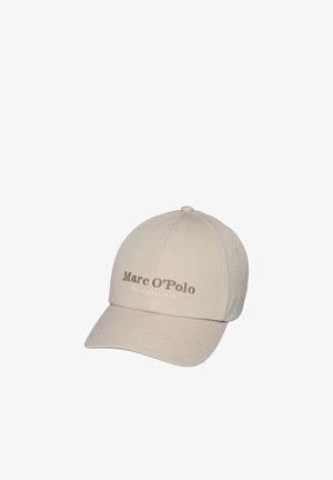 Beige Baseballkappe mit gebogenem Schirm, auf der Vorderseite in der Mitte mit "Marc O'Polo EST. IN STOCKHOLM" bestickt.