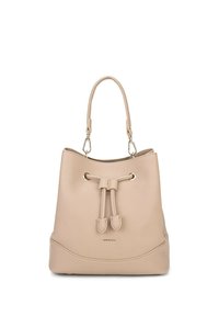 Beige emmer tas van textuurleer, voorzien van een trekkoordsluiting en een korte schouderband met zilverkleurige hardware accenten.