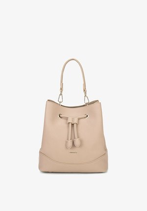 Sac seau beige en cuir texturé, avec une fermeture à cordon et une courte bandoulière agrémentée d'accents en métal argenté.