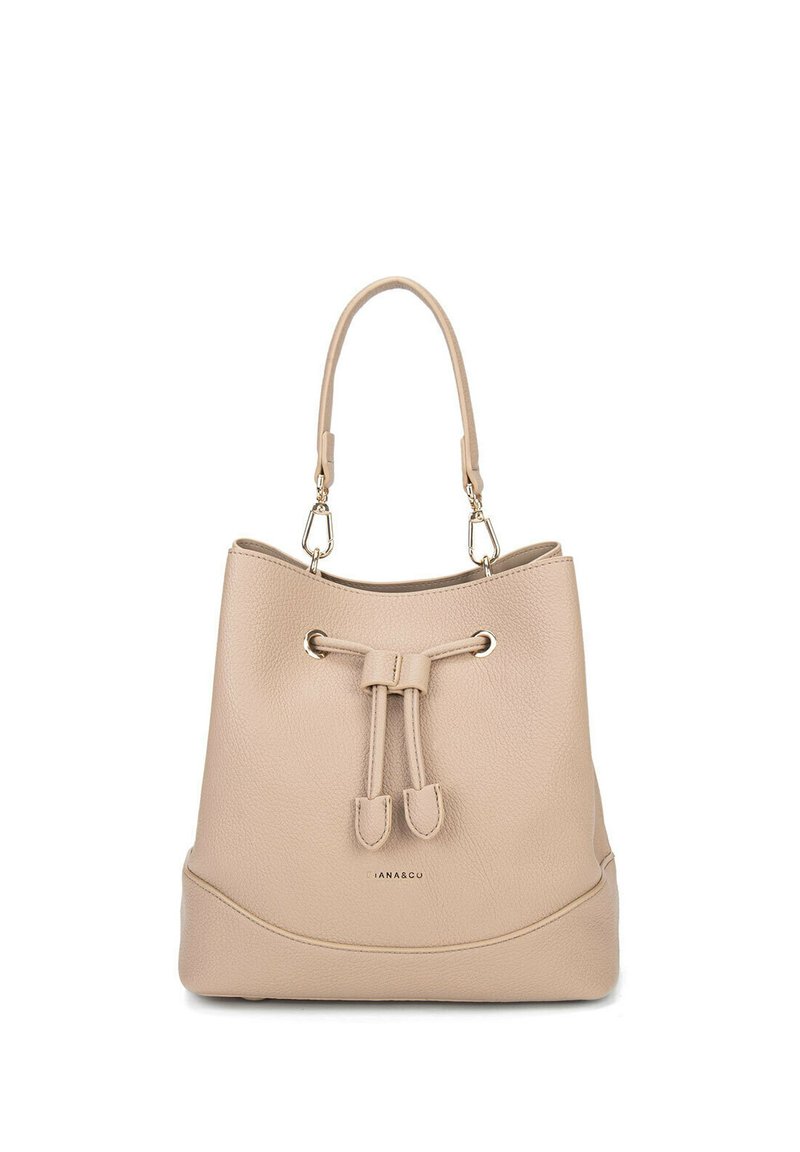 Beige emmer tas van textuurleer, voorzien van een trekkoordsluiting en een korte schouderband met zilverkleurige hardware accenten.