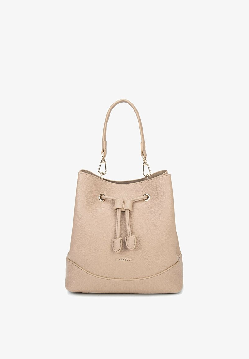 Beige emmer tas van textuurleer, voorzien van een trekkoordsluiting en een korte schouderband met zilverkleurige hardware accenten.