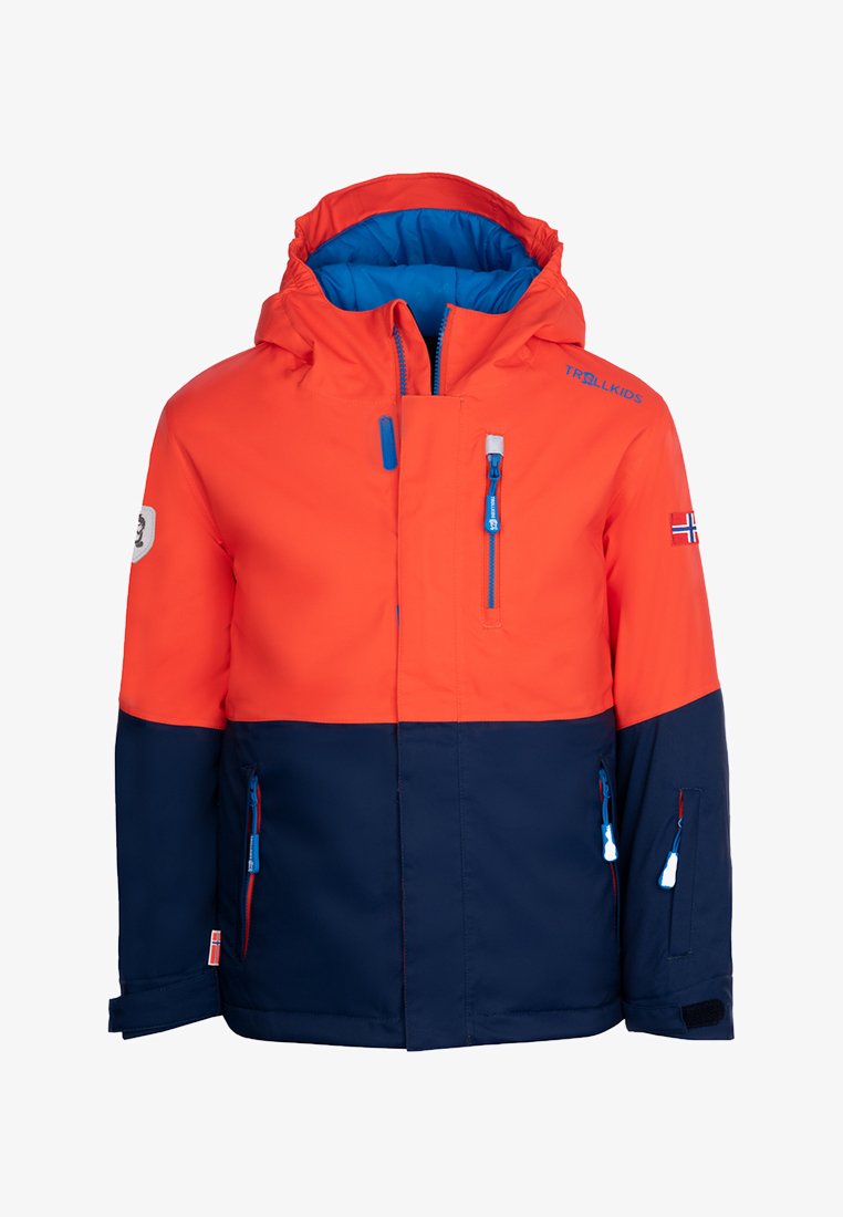 Giacca isolante rossa e blu navy con cappuccio, dotata di tasche con zip, polsini regolabili e un logo sul manica.
