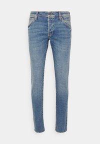 Jean en denim bleu pour homme avec une finition légèrement délavée, coupe ajustée, design à cinq poches, fermeture à bouton en métal et détails de couture contrastants.