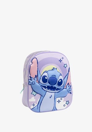 Zaino piccolo viola con il personaggio dei cartoni animati Stitch a braccia aperte, stelle, nuvole e sfondo arcobaleno.