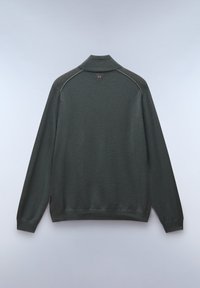 Ciemnoszary sweter z wysokim kołnierzem, z delikatnymi detalami szwów i małym logo marki na karku. Miękka tekstura, długie rękawy.