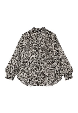 Schwarz-weißes Zebra-Print Hemd mit langen Ärmeln und Knöpfen, Schultern und Bündchen gerafft, flach auf weißem Hintergrund liegend.