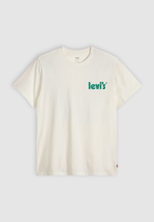 Fehér pamut póló, amelyen egy zöld Levi's logó található a bal mellrészen. Klasszikus kereknyakú és rövid ujjú, az oldalon piros címkével.