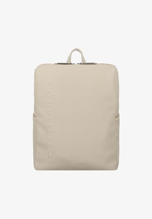 Mochila beige hecha de material texturizado con un diseño minimalista, que cuenta con un asa superior y bolsillos laterales, y un logo en relieve en la parte frontal.