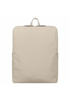 Zaino beige con superficie testurizzata, dotato di maniglia superiore e tasche laterali. Logo impresso sul davanti per l'identificazione del marchio.