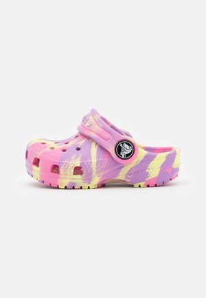 Lilla, pink og gul tie-dye træsko med ventilationshuller, en bagrem og et rundt logo på siden.