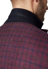 Marynarka w kratę w odcieniach burgundowym i granatowym, z ciemnym filcowym kołnierzem. Teksturowany materiał z delikatnym połyskiem i dopasowany krój.