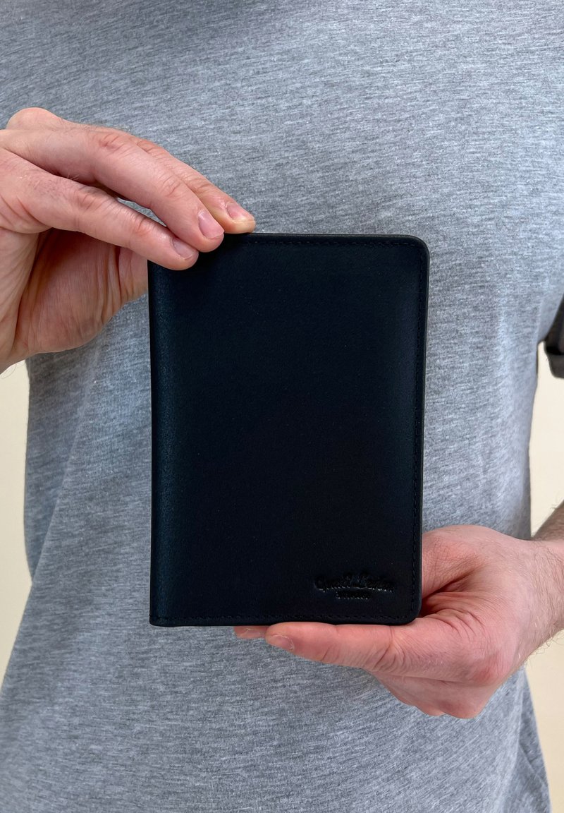 Gusti Leder BRODIE Passport holder light brown Zalando.ie