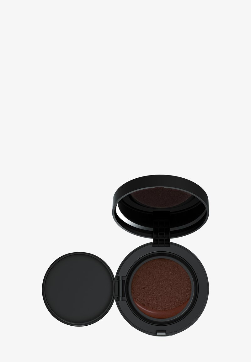 Ronde compact met een matte zwarte buitenkant. Geopende deksel onthult een bruine spons en een diep roestbruin make-upproduct aan de binnenkant.