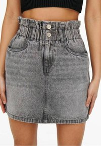 Jeans-Minirock in verblasstem Schwarz, mit einem gerafften Bund, zwei Knöpfen, zwei Taschen an den Seiten und geradem Schnitt.