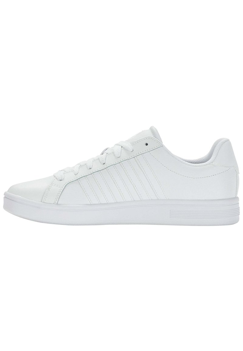 Sneakers bianchi con una finitura liscia, chiusura con lacci e suola bianca testurizzata. Presentano sottili righe laterali e un design minimalista.
