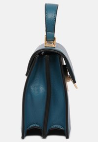 Sac à main en cuir turquoise avec une forme structurée, des accents noirs, deux fermetures éclair et une texture lisse. Dispose d'une poignée supérieure avec des ferrures dorées.