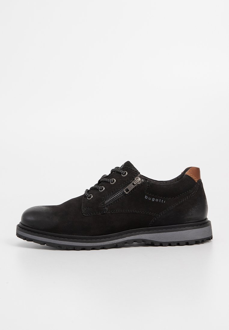 Scarpa nera in pelle con finitura scamosciata, design con lacci, dettaglio con zip laterale e accento in pelle marrone sul tallone. Suola in gomma con scanalature per la trazione.
