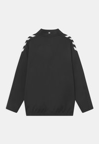 Schwarze Sportjacke mit hohem Kragen. Mit weißen diagonalen Streifen an den Schulternähten und elastischem Bund. Aus glattem Material gefertigt.