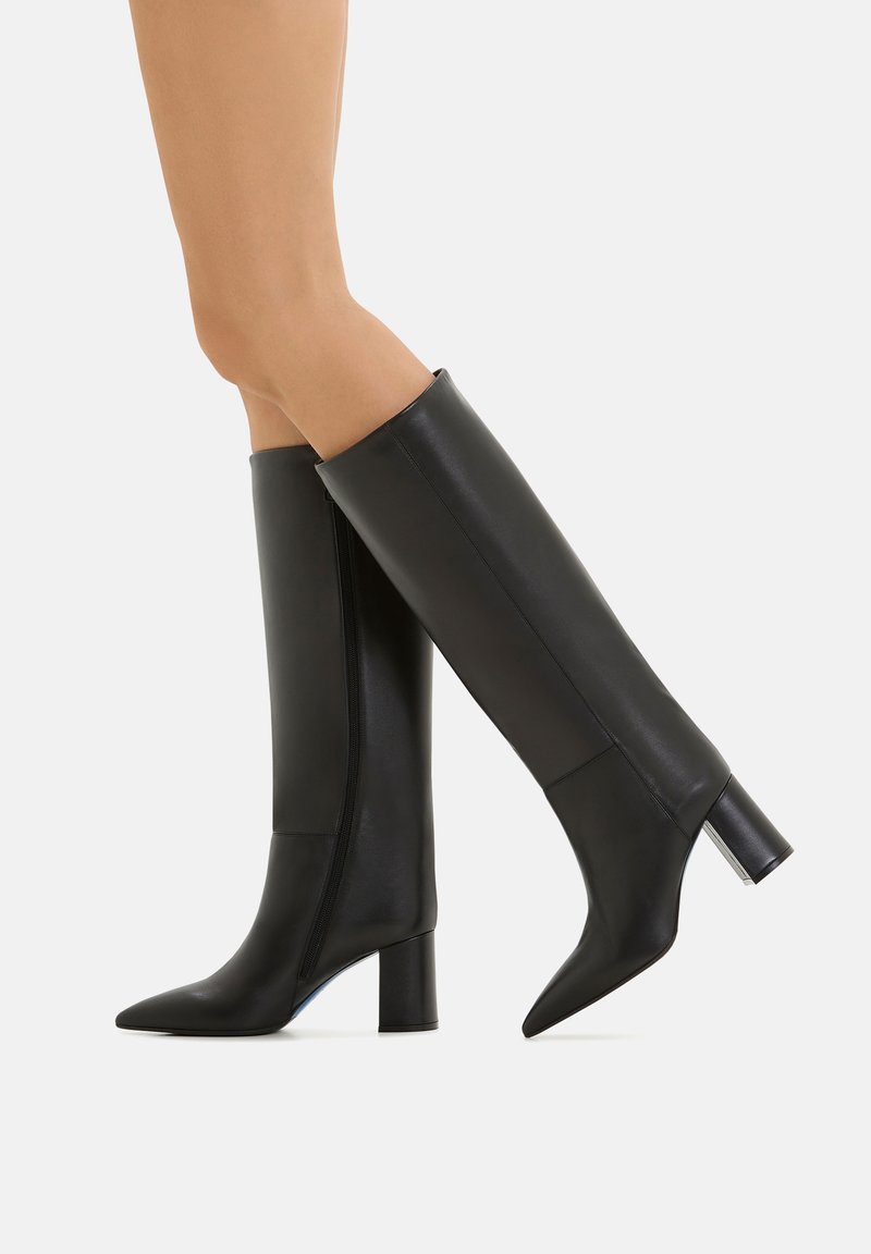 Stivali alti neri in pelle con un design elegante, punta affusolata e tacco a blocco. Presentano una cerniera laterale e una superficie liscia.