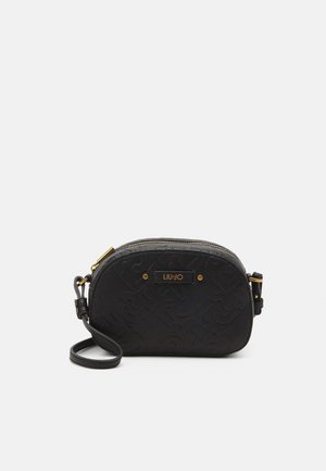 Petit sac bandoulière noir avec motif embossé, ferrures dorées et logo de marque visible "LIU JO" à l'avant.