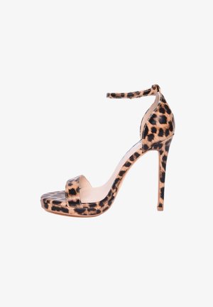 Sandalo con tacco alto a punta aperta con stampa leopardata, cinturino alla caviglia e tacco a spillo sottile su sfondo bianco.