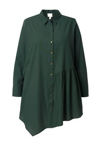 Camicia button-up verde scuro con colletto a punta, maniche lunghe e orlo arricciato. Presenta bottoni dorati sul fronte e un bordo inferiore curvato.