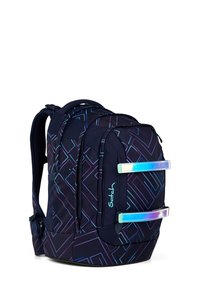 Sac à dos bleu marine en tissu durable, arborant des motifs géométriques turquoise et violet, avec des bretelles argentées brillantes et un compartiment zippé.
