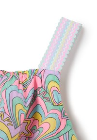 Mehrfarbiges Sommertkleid mit einem lebhaften Herzenmuster. Verfügt über einen elastischen Ausschnitt und Pastell-Zickzackbandträger. Glattes Baumwollgewebe.