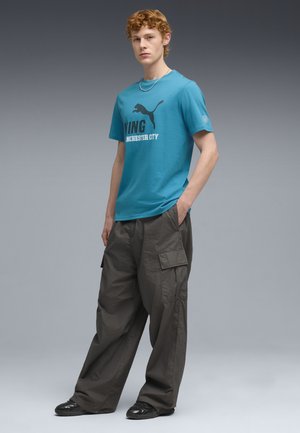 Puma, MCFC KING LOGO TEE - Klub merchandise - tropical blue deep navy