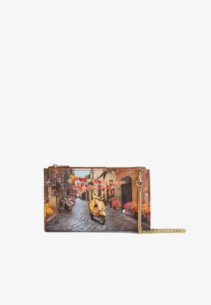 Borsa clutch con tracolla a catena che raffigura una donna che guida uno scooter giallo su una strada acciottolata decorata con luci a forma di cuore sospese e fiori.
