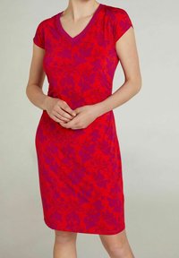 Rode bloemenjurk met korte mouwen en een V-hals. Bevat een gestructureerd bloemmotief in tinten paars. Regular fit en knielengte.