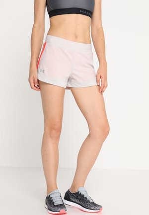 Vrouw draagt een grijs sportbeha, lichtroze sportbroekje met oranje streep, en zwart-grijze hardloopschoenen met roze zolen.