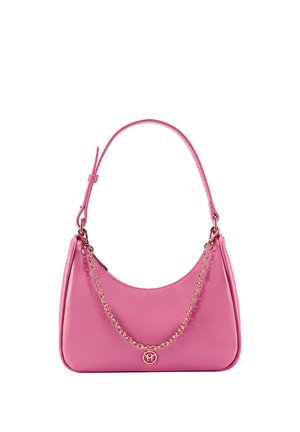 Borsa a spalla sintetica rosa con forma curva, texture liscia, tracolla a catena removibile e un dettaglio con logo circolare sul davanti.