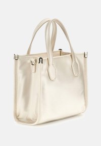 Borsa a mano rettangolare color crema con doppie maniglie, cuciture visibili e dettaglio in metallo a forma di D sul lato, mostrata su uno sfondo semplice.