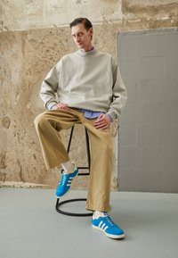 adidas Originals GAZELLE - Sapatilhas - bold aqua/off-white/cream white