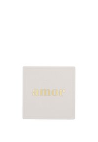 Litet kvadratiskt vitt fat med ordet "amor" präglat i gyllene bokstäver centrerat på ytan.