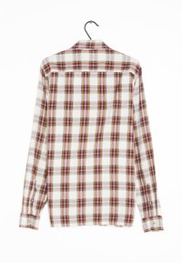 Camisa de cuadros de manga larga con una base blanca y patrones de cuadros en rojo, amarillo y marrón, puños con botón y detalle en el yugo trasero.